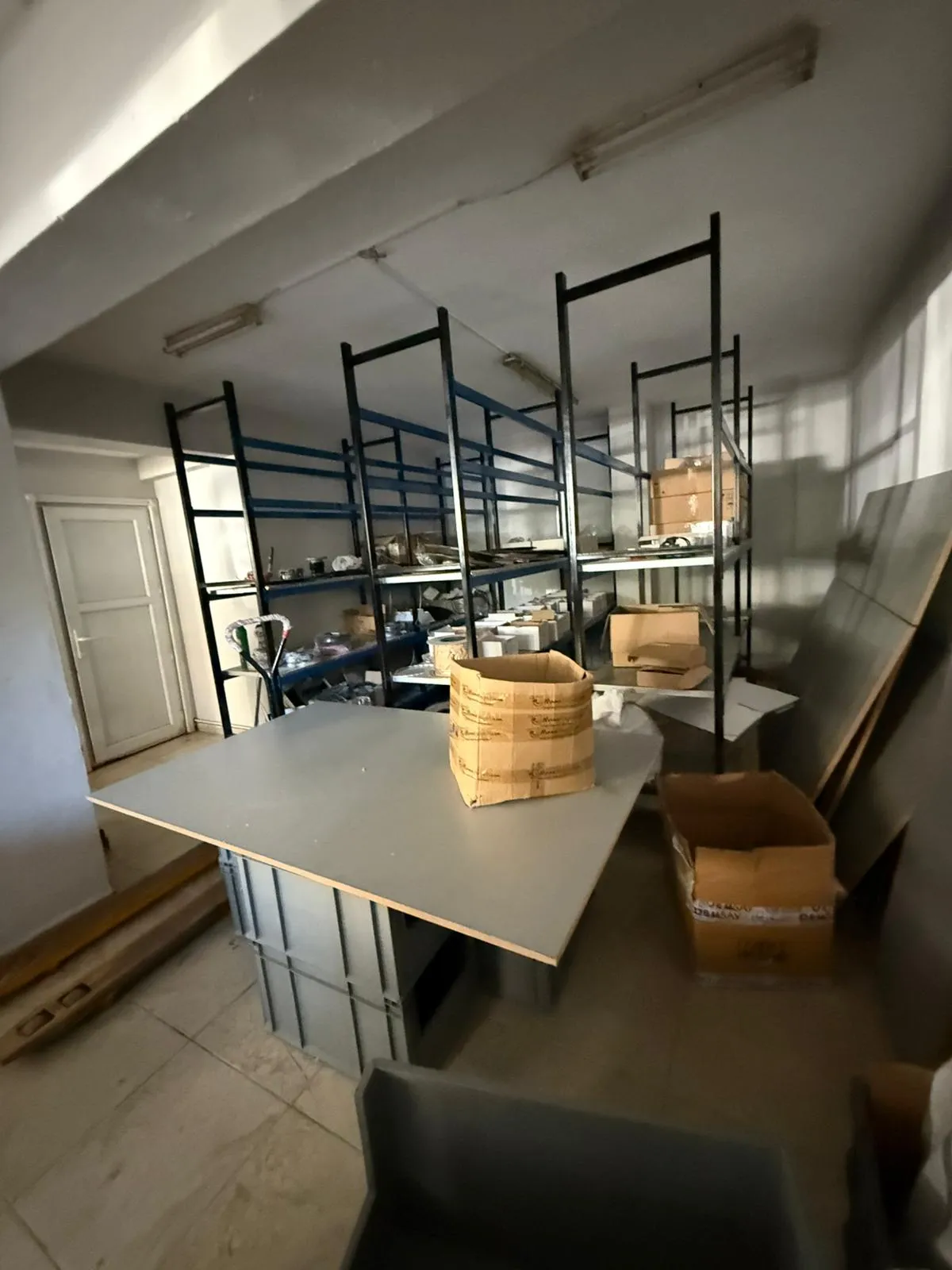 YAKACIK VATANSEVER CADDESİ'NDE SATILIK DÜZ AYAK DEPOLU DÜKKAN